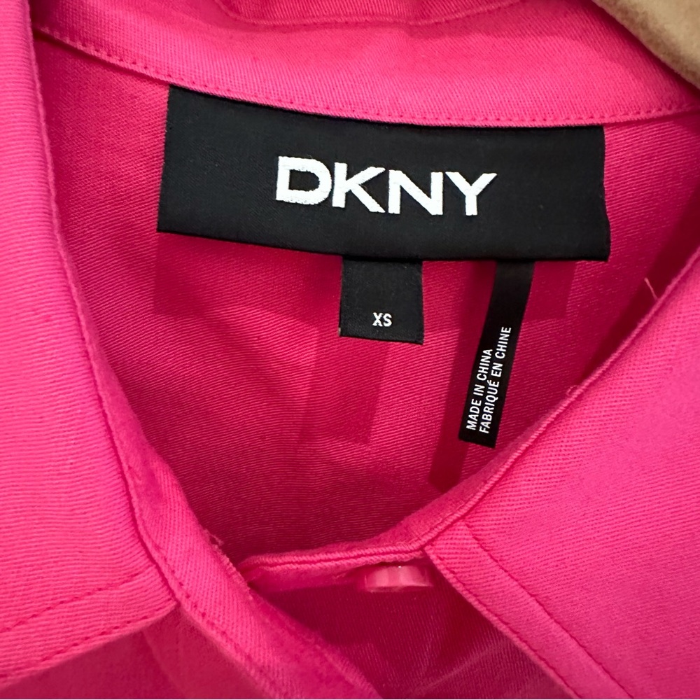 DKNY Cropped Short Sleeve Linen-Blend Button Down Shirt - Picture 5 of 8